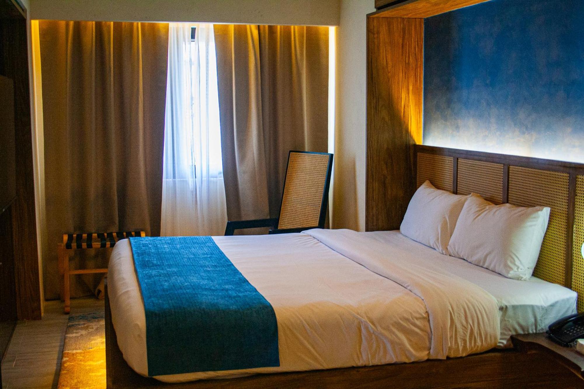 Elijah Hotel Dasmarinas Exterior photo